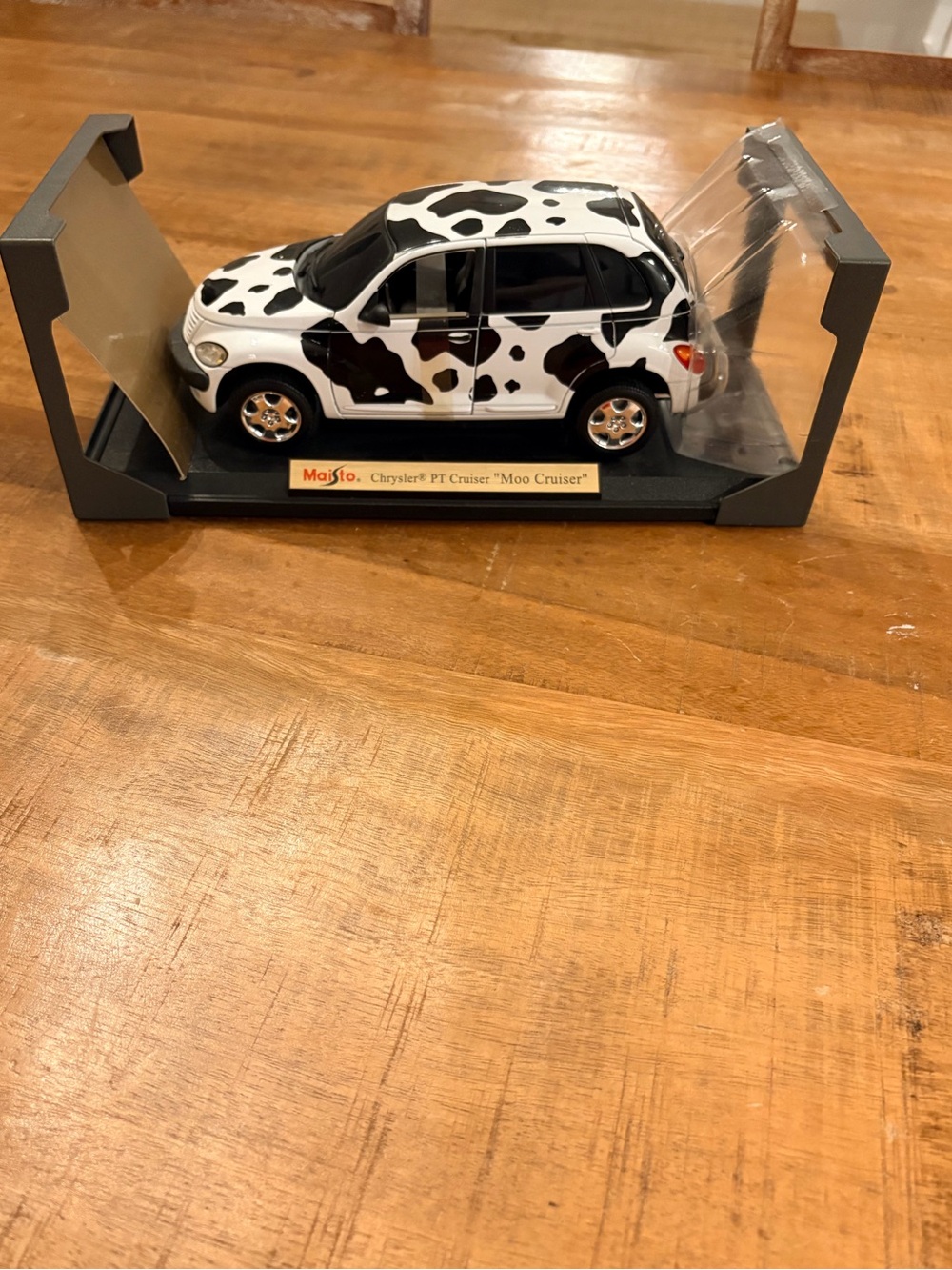 CHRYSLER PT CRUISER MAISTO SCALE 1/18 DIE CAST METAL “Moo Cruiser” car cow